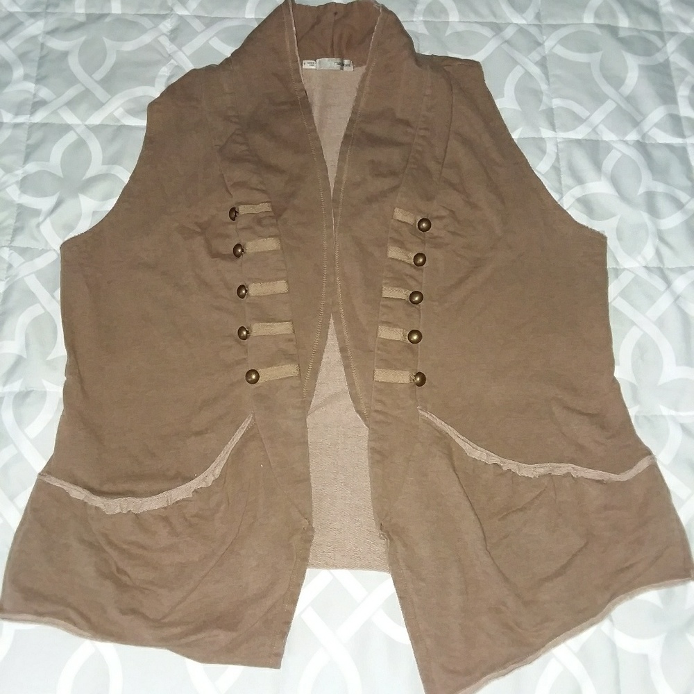 Brown vest with pockets.